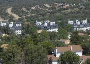 Imagen de viviendas del municipio segoviano en una fotografía de archivo / KAMARERO