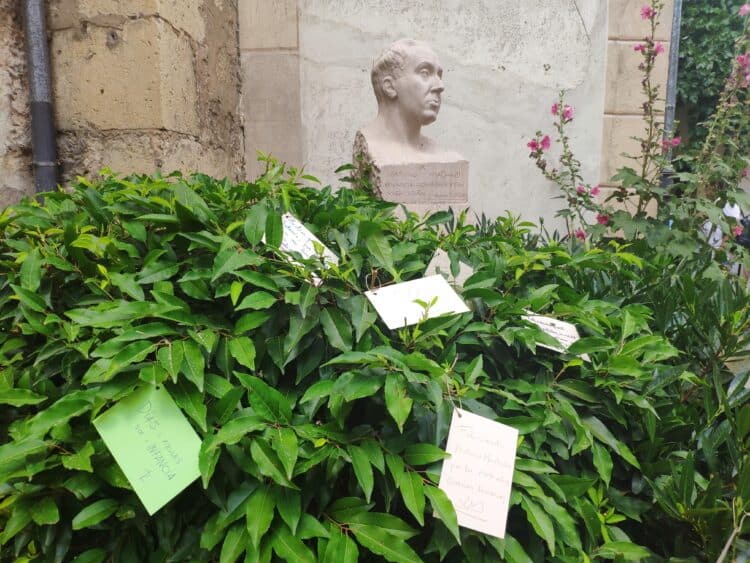 Busto en la casa del poeta con dedicatorias.