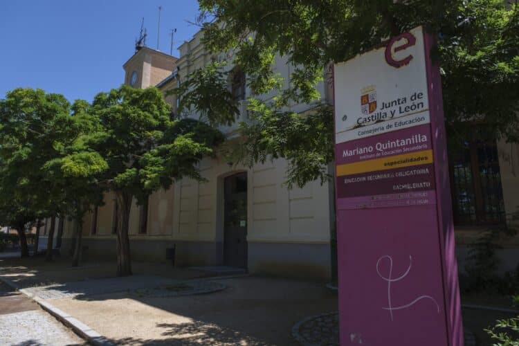 Uno de los accesos al IES Mariano Quintanilla./KAMARERO