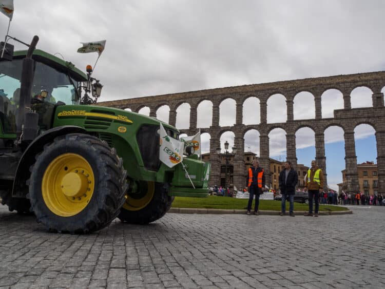 Un tractor frente al Acueducto en una manifestación anterior./KAMARERO