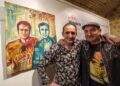 A la izquierda, Kike, con gorra, y José posan junto a un retrato suyo expuesto en el Torreón de Lozoya durante la muestra ‘Arte y música’ con la que se celebró el trigésimo aniversario del Bar Santana en 2022.