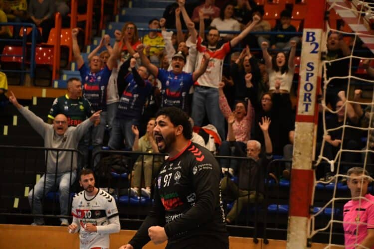 Buda celebra una acción positiva para el Balonmano Nava con la afición segoviana festejando en la grada./ ARRATE MORALES