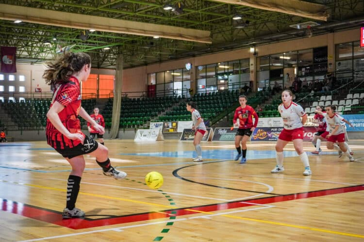El Segosala asalta Alfafar 1 La jugadora del Segosala ejecuta un córner en un duelo del curso pasado ante Muslera/HÉCTOR CRIADO