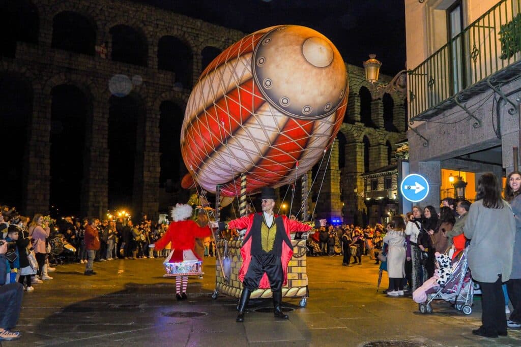 Un arlequín sobre el Acueducto anuncia el comienzo del Carnaval 2 250305 Carnaval Martes Desfile Segovia Hector Criado