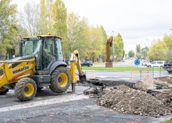 El año pasado, una fuga de agua potable obligó a cortar durante semanas un carril de la avenida Padre Claret./ HÉCTOR CRIADO