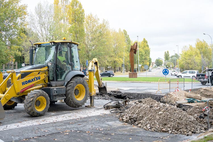 El año pasado, una fuga de agua potable obligó a cortar durante semanas un carril de la avenida Padre Claret./ HÉCTOR CRIADO