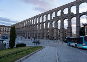 Autobus urbano a su paso por la Calle San Juan./AYUNTAMIENTO