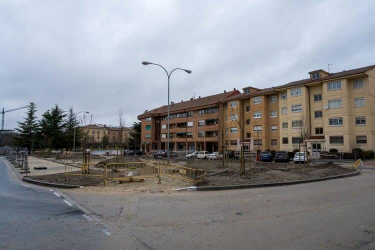 Obras en una de las plazas a finales de enero. /HÉCTOR CRIADO