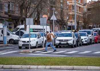 El límite de velocidad en la carretera de Villacastín es desde este martes de 30 kilómetros por hora./ HÉCTOR CRIADO