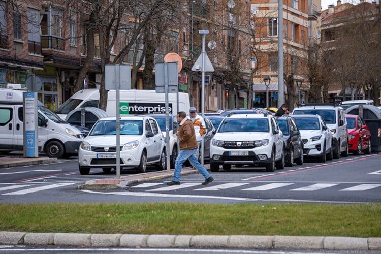 El límite de velocidad en la carretera de Villacastín es desde este martes de 30 kilómetros por hora./ HÉCTOR CRIADO