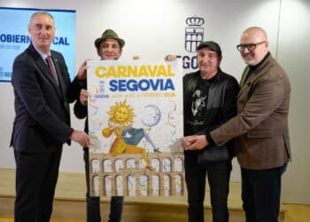 Mazarías, los hermanos Santana y Monroy junto al cartel. /HÉCTOR CRIADO