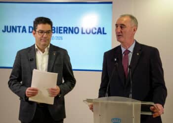 El concejal José Luis Horcajo y José Mazarías./HÉCTOR CRIADO