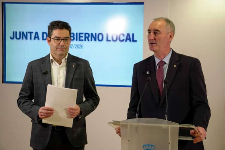 El concejal José Luis Horcajo y José Mazarías./HÉCTOR CRIADO