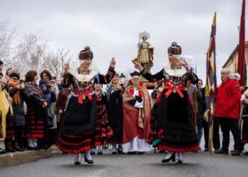 Las alcaldesas bailan ante la imagen de Santa Águeda/HÉCTOR CRIADO