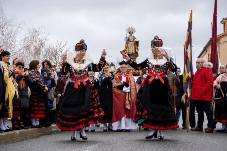 Las alcaldesas bailan ante la imagen de Santa Águeda/HÉCTOR CRIADO