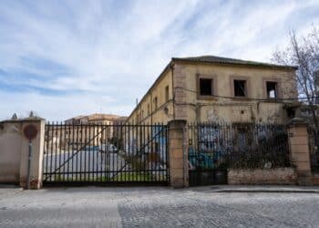 Acceso al antiguo regimiento desde la calle Coronel Rexarch./HÉCTOR CRIADO