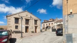 En las proximidades del Pirón (II) 7 Requijada, la plaza de las Escuelas.