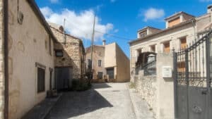 En las proximidades del Pirón (II) 6 La calle de las Escuelas en Requijada.