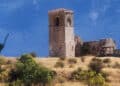La torre campanario de la 'Iglesia Quemada' se impone en el paisaje de Santiuste de Pedraza.