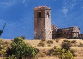 La torre campanario de la 'Iglesia Quemada' se impone en el paisaje de Santiuste de Pedraza.