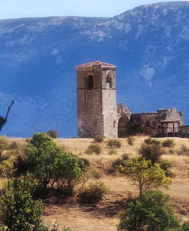 En las proximidades del Pirón (II) 1 La torre campanario de la 'Iglesia Quemada' se impone en el paisaje de Santiuste de Pedraza.