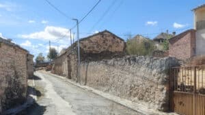 En las proximidades del Pirón (II) 3 La calle Sol en La Mata desemboca en la Plaza Mayor.