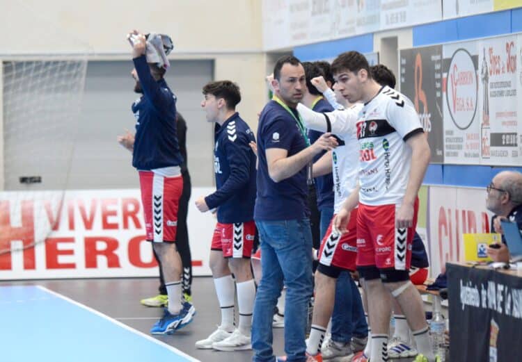 Carlos Villagrán, ejerciendo como primer entrenador en un encuentro de la pasada temporada./AMADOR MARUGÁN