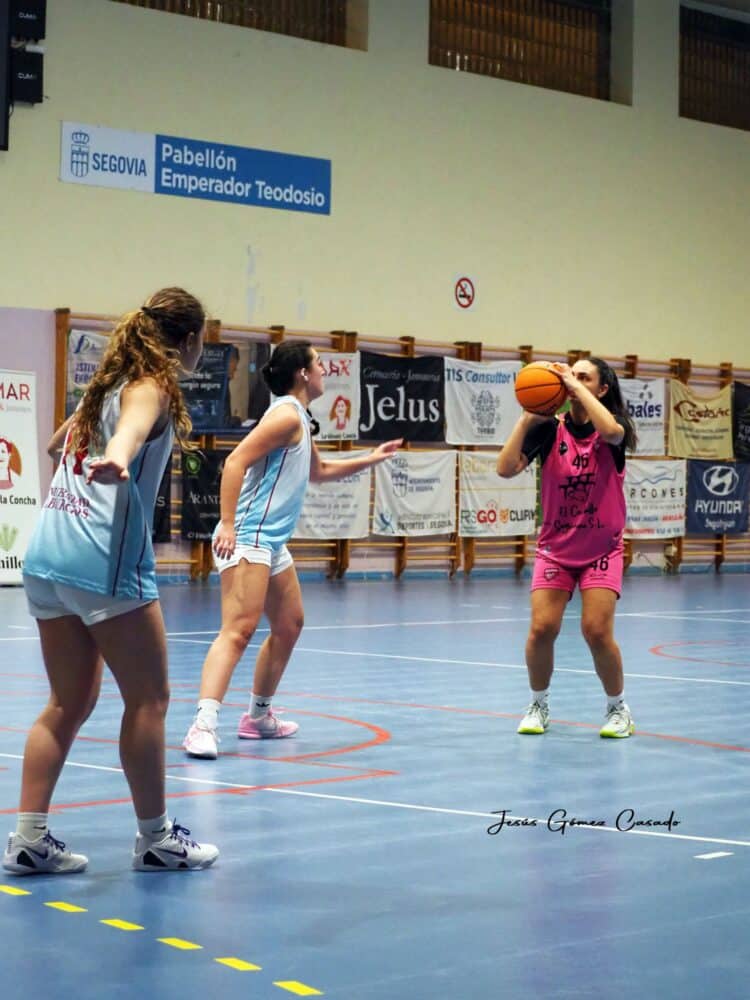 El Cochinillo Segoviano defiende el liderato ante CDSI Valladolid 1 Una jugadora del conjunto segoviano busca la canasta en una acción del encuentro frente al Universidad de Burgos-Babieca./CD SPORDEPORTE