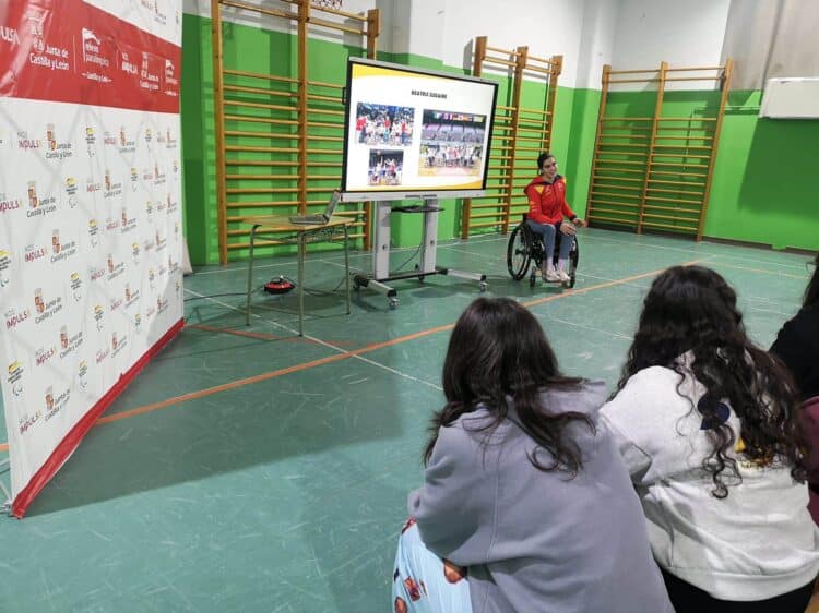 Los estudiantes, atentos a las explicaciones de Beatriz durante la charla en el IES Peñalara./ IES PEÑALARA