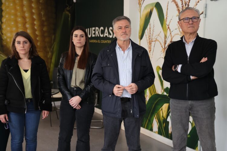 Vázquez, Rincón y Lázaro en la visita a Huercasa. /PP SEGOVIA