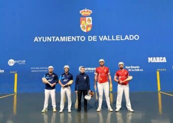 Instante previo al duelo entre el equipo segoviano y La Coruña./CP VALLELADO