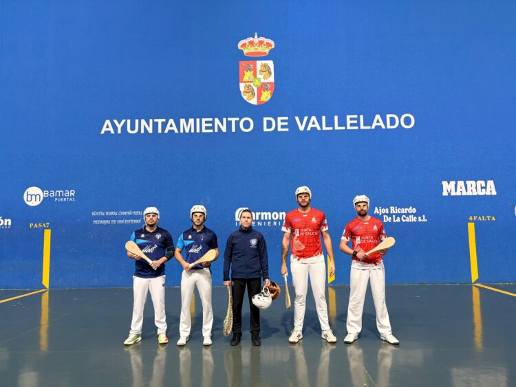 Instante previo al duelo entre el equipo segoviano y La Coruña./CP VALLELADO