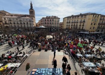 El evento reunió a decenas de personas para despedir el Carnaval en la Plaza Mayor. /AYUNTAMIENTO DE SEGOVIA