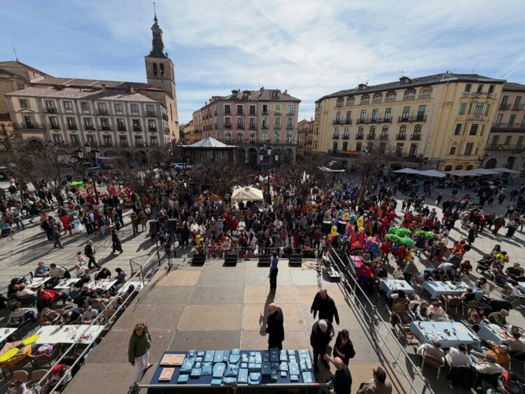 El evento reunió a decenas de personas para despedir el Carnaval en la Plaza Mayor. /AYUNTAMIENTO DE SEGOVIA