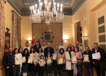 Ganadores del concurso junto al concejal. /AYUNTAMIENTO DE SEGOVIA