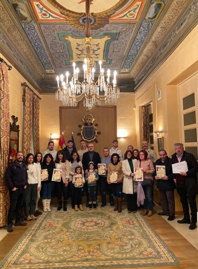 Ganadores del concurso junto al concejal. /AYUNTAMIENTO DE SEGOVIA