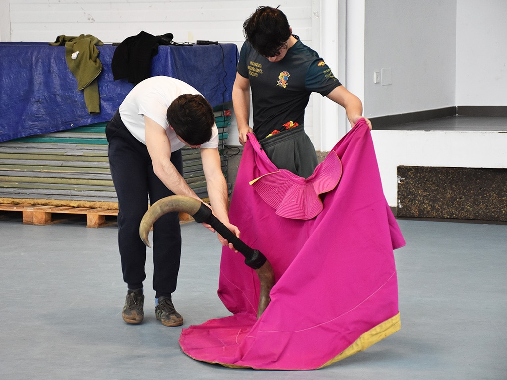 Donde los sueños no entienden de prohibiciones 2 El novillero zaragozano Álvaro Molina, con el capote. / A.M.