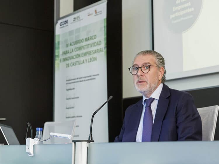 El absentismo laboral en los menores de 30 años se sitúa en el 52% en Segovia 1 El presidente de la FES, Andrés Ortega, presenta el informe sobre absentismo laboral en Segovia. / NACHO VALVERDE - ICAL