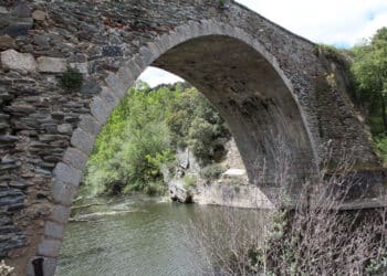 El Puente de Piedra, que une Bernardos con Carbonero, dibuja una bóveda de medio punto perfecta sobre el Eresma.