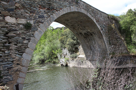 El Puente de Piedra, que une Bernardos con Carbonero, dibuja una bóveda de medio punto perfecta sobre el Eresma.