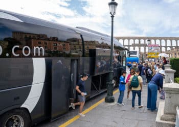Turistas llegando en autobús al casco histórico de Segovia. / HÉCTOR CRIADO