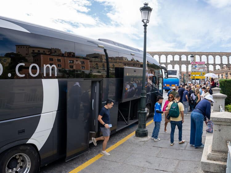 Turistas llegando en autobús al casco histórico de Segovia. / HÉCTOR CRIADO