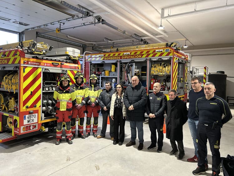 El presidente de la Diputación de Segovia, Miguel Ángel de Vicente, y miembros de la corporación municipal de Boceguillas visitan el nuevo Parque de Bomberos. / DIPUTACIÓN