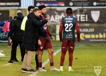 Joaquín Gómez da instrucciones desde el banquillo en el duelo entre Segoviana y Numancia./J.MARTÍN-G.SEGOVIANA