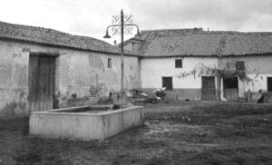 Fuentes, caños y lavaderos públicos de Nava, una memoria colectiva 5 Caño y abrevadero en la plaza Sonsoto.