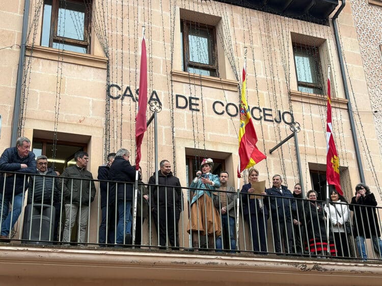 Lectura teatralizada del centenario de Cantalejo como ‘ciudad, a cargo de Ana Herrero y la alcaldesa, Ana Rosa Zamarro. / DIPUTACIÓN DE SEGOVIA
