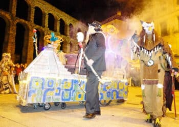 Desfile del Martes de Carnaval, en la plaza del Azoguejo. / HÉCTOR CRIADO