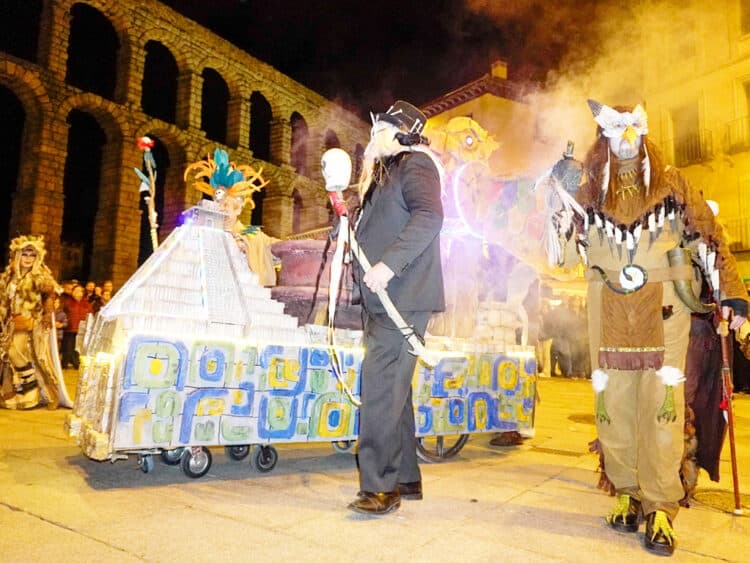Desfile del Martes de Carnaval, en la plaza del Azoguejo. / HÉCTOR CRIADO