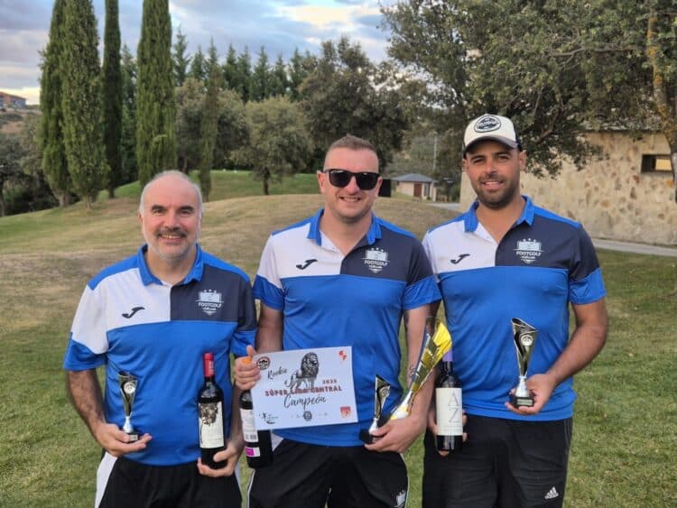 El Footgolf Cuéllar inicia la temporada en Ávila 1 Jugadores del equipo segoviano tras una cita./CD CUÉLLAR