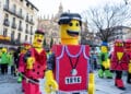 Agrupación disfrazada de Lego a su paso por la Plaza Mayor de Segovia. / HÉCTOR CRIADO